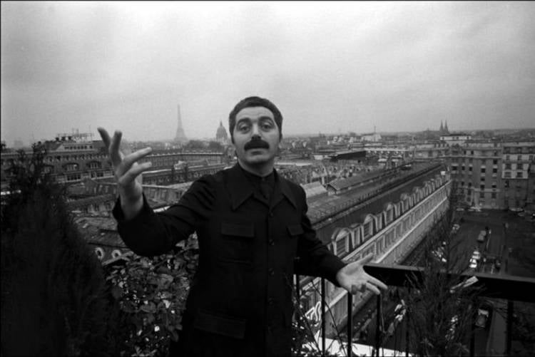 Paco Rabanne no terraço de uma construção em Paris.