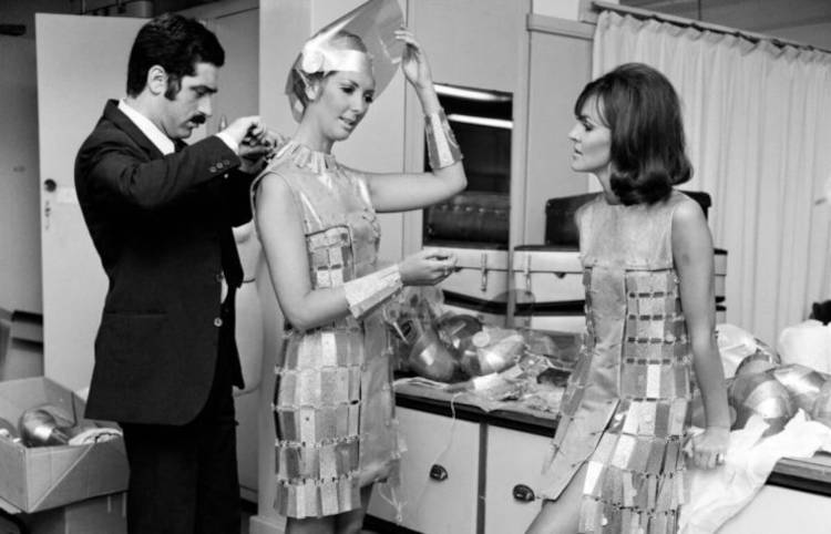 Estilista fazendo ajustes nas roupas para desfile em 1966.