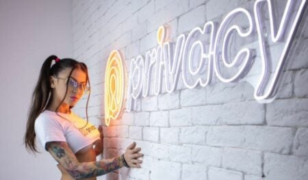MC Pipokinha marca viagem para Europa apenas com dinheiro de venda de fotos íntimas: “Me considero rica”