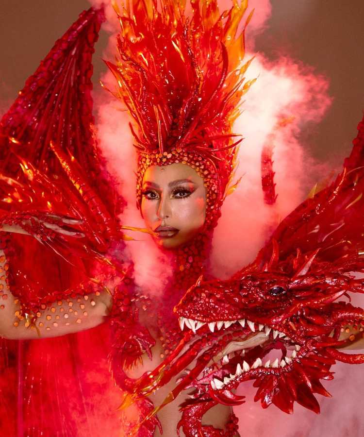 Sabrina Sato, apresentadora, fantasiada no Carnaval 2023: fantasia vermelha de dragão.