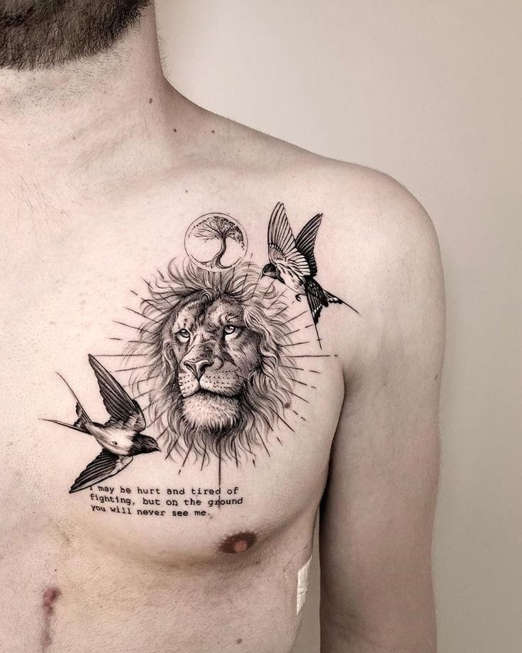 Tatuagem com pássaros e leão no peito
