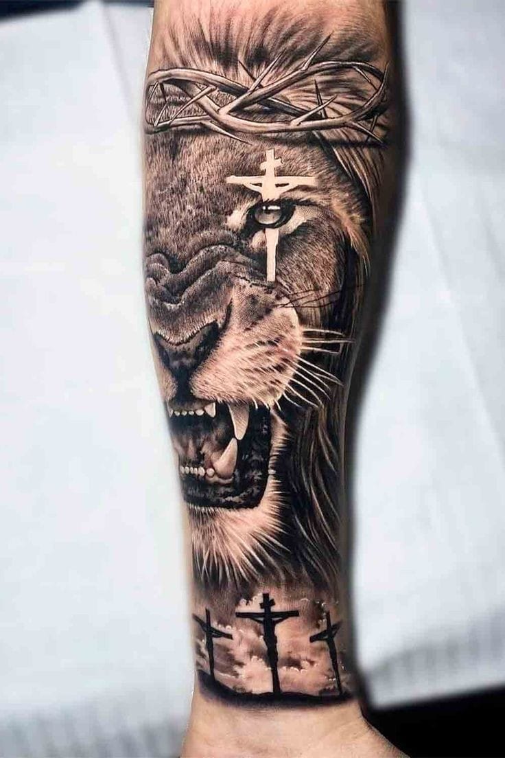Tatuagem de leão com elementos do cristianismo, como cruz de cristo