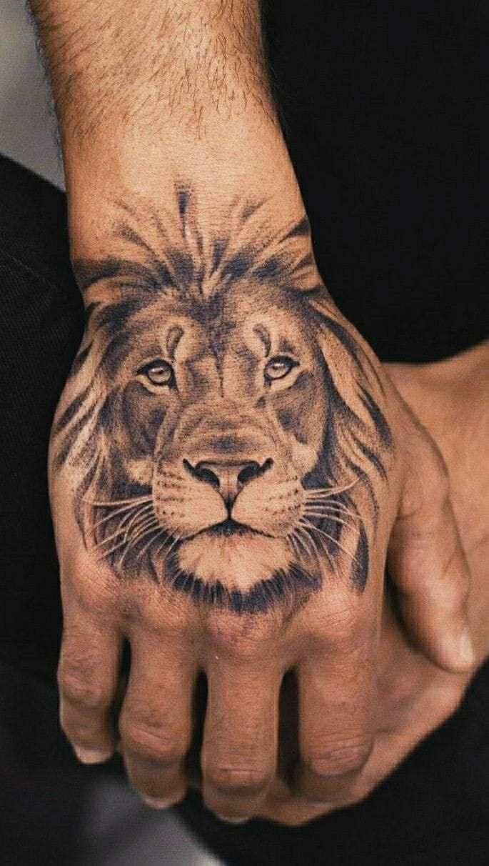 tatuagem rosto de leão na mão