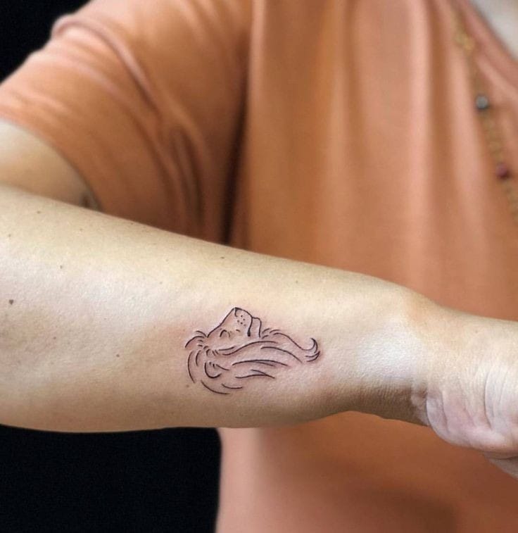 Tatuagem de leão minimalista