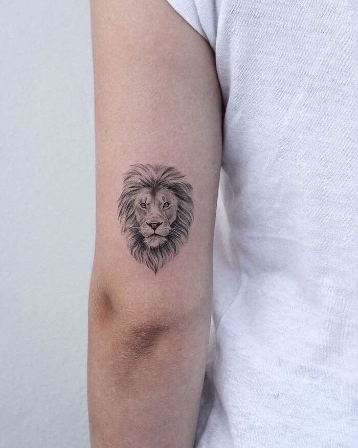 Tatuagem pequena de leão no braço