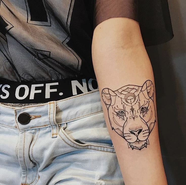 Tatuagem de leoa no antebraço em traços geométricos