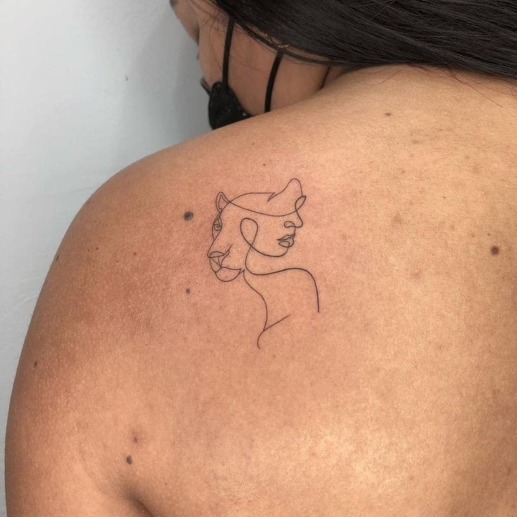 Tatuagem minimalista nas costas, traço único une leão e rosto de uma mulher