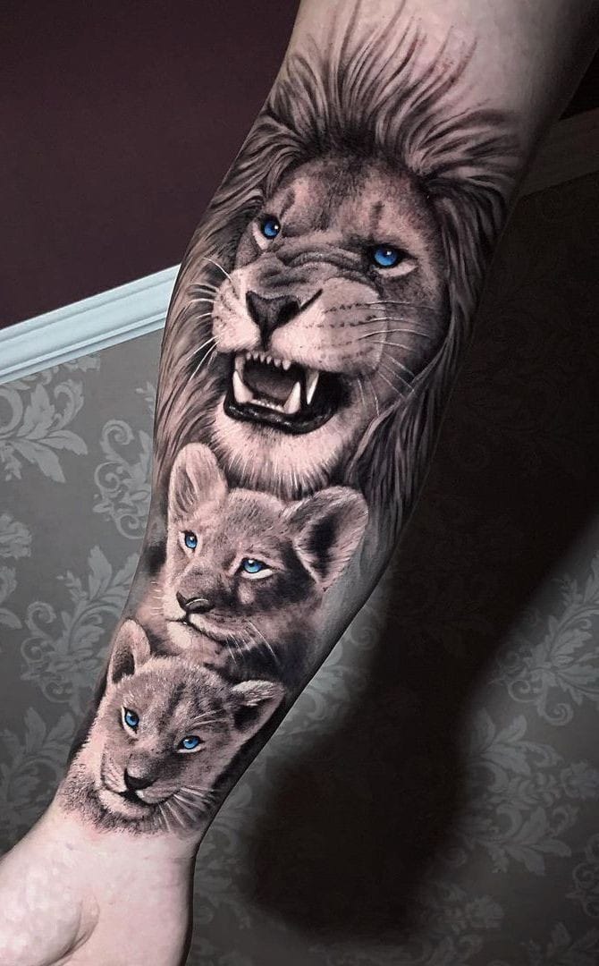 Tatuagem família de leão realista, olhos azuis