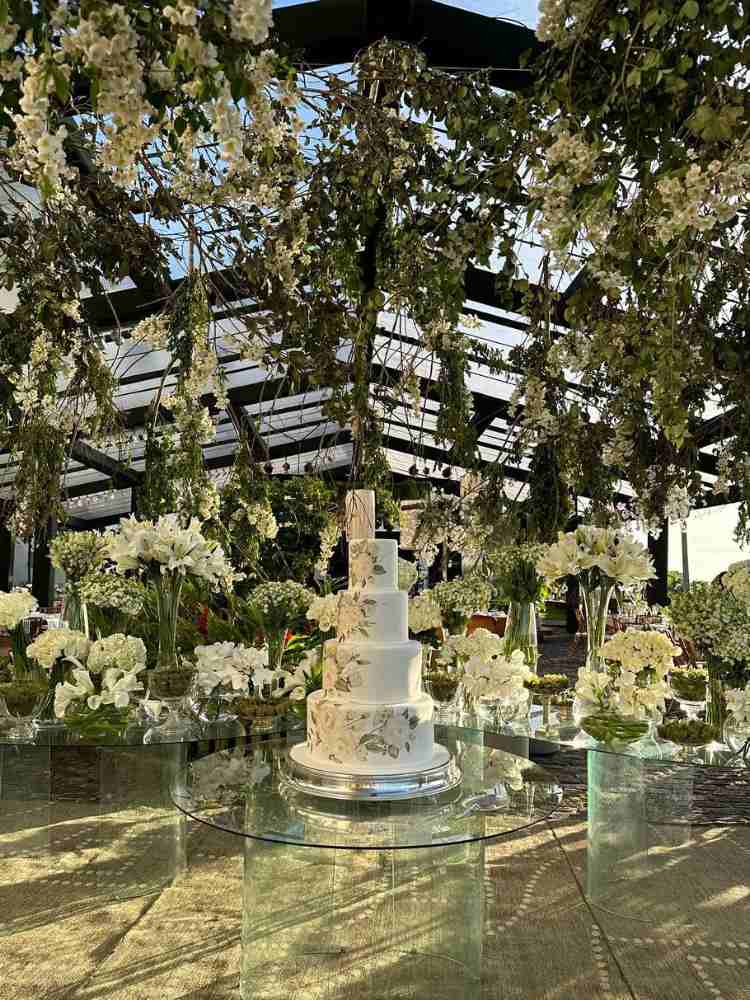 Decoração de casamento com flores brancas.