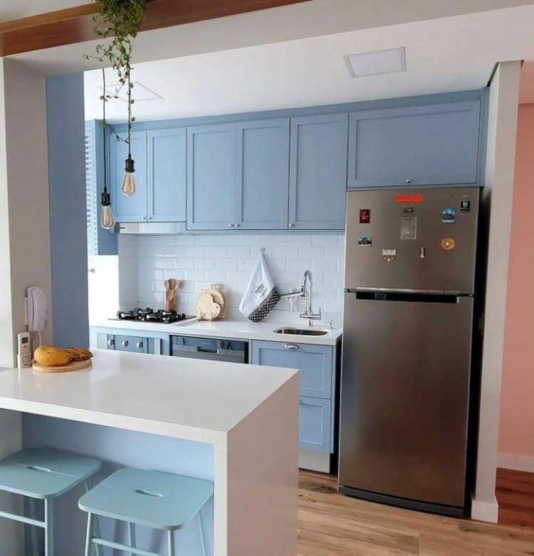 Cozinha azul de apartamento.