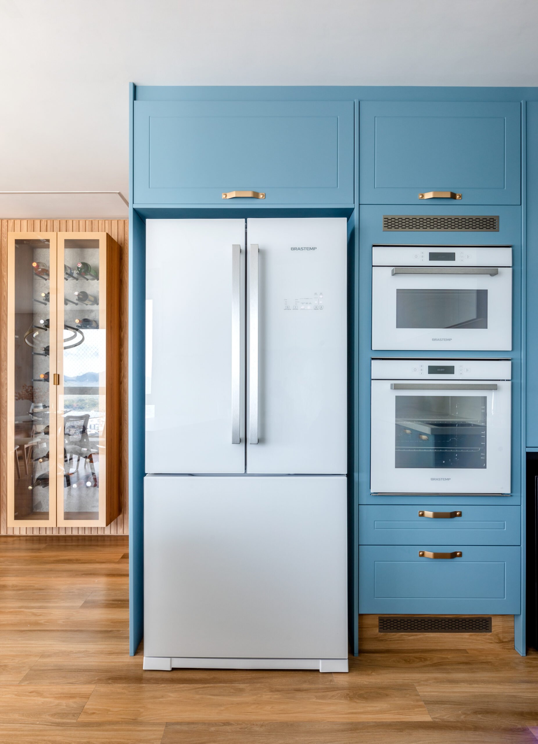 Cozinha azul com armário planejado.
