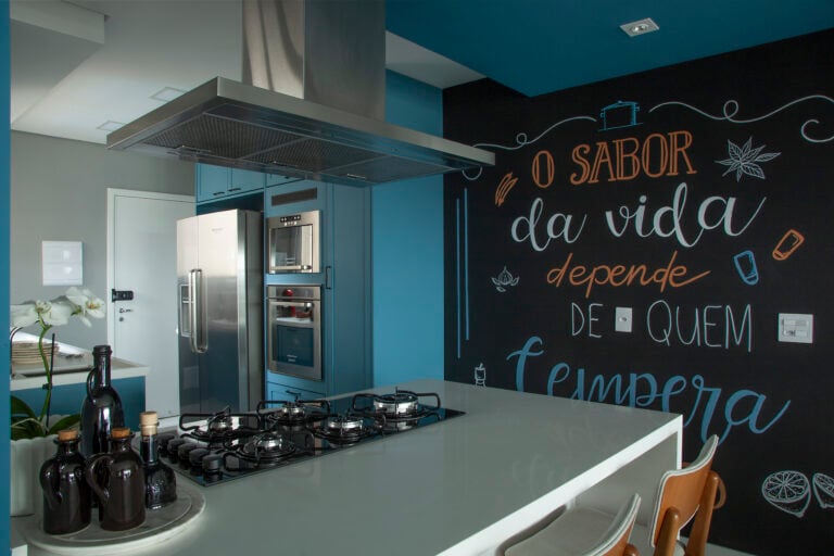 Cozinha azul com parede de lousa.