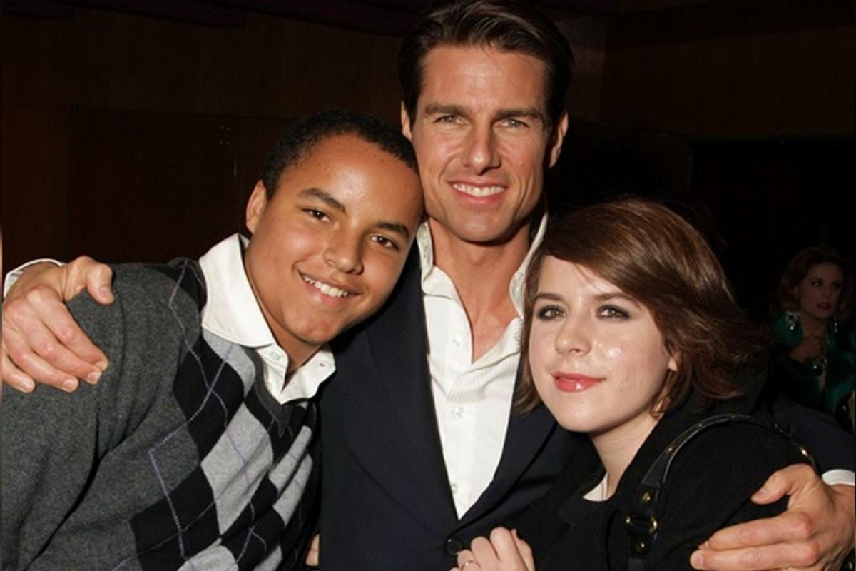 Tom Cruise e seus filhos Connor e Isabella Jane abraçados