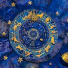 fundo azul com símbolos do zodíaco dourados, Ano Novo astrológico