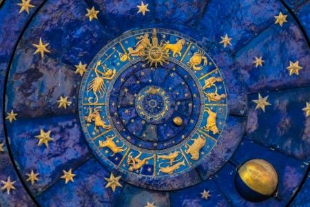 fundo azul com símbolos do zodíaco dourados, Ano Novo astrológico