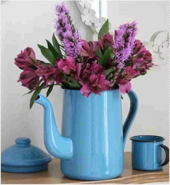 jarro azul com folhas e flores rxa dentro