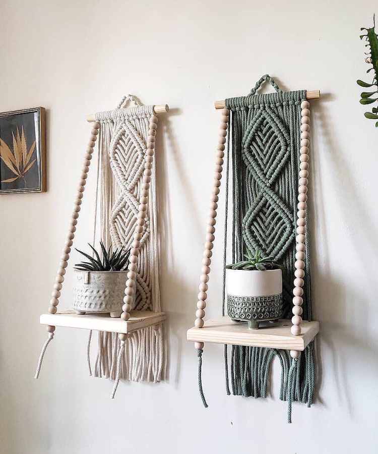 Prateleiras decorativas feitas com macramê, madeira, corda e bolinhas de madeira.