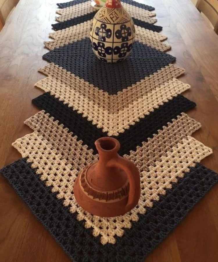 Caminho de mesa de crochê feito de artesanato com barbante.