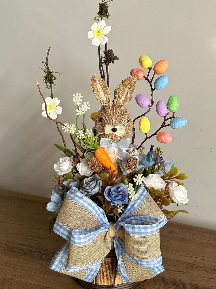 Árvore de Páscoa com ovos coloridos, coelho e laço de juta com detalhe azul