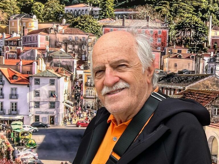 foto de Ary Fontoura sorridente em fundo com casas.