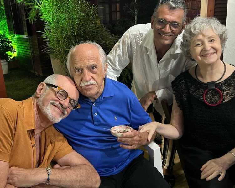 Atores Marcos Caruso, seu namorado Marcos Paiva e atriz Ana Lucia Torres no aniversário de 90 anos de Ary Fontoura.