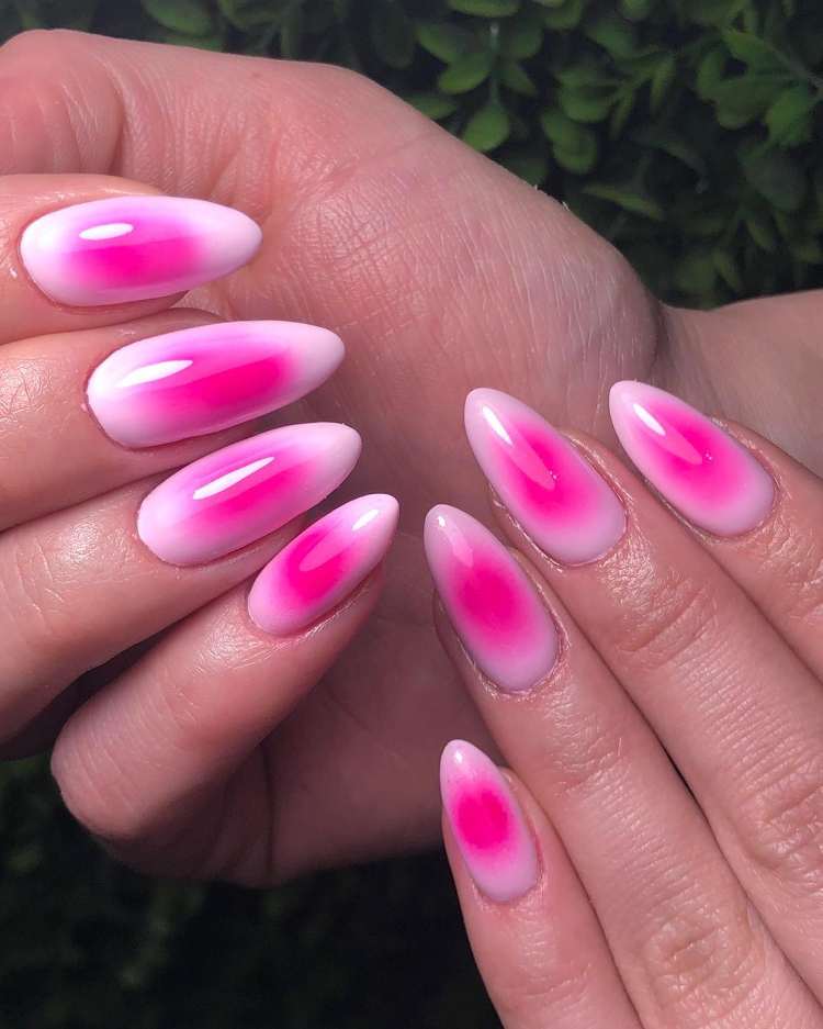 blush nails com tons de rosa mais forte no centro