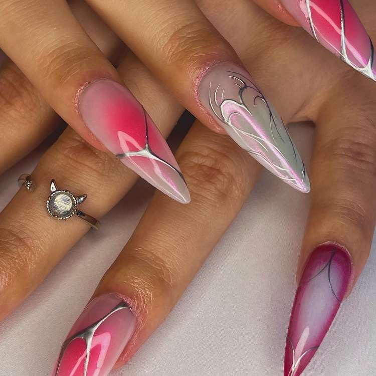 blush nails com tons de rosa mais forte no centro e aplicações metalizadas prata