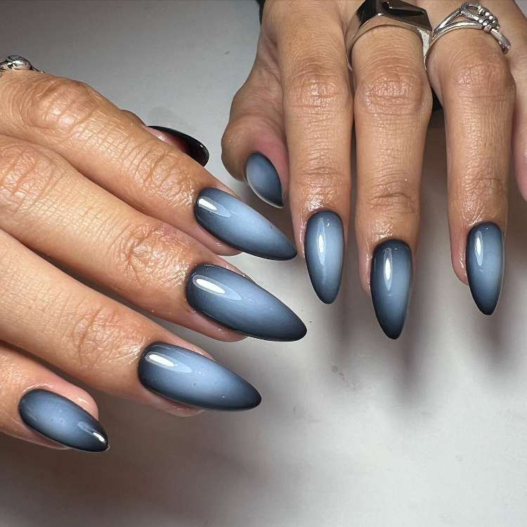 blush nails escura, centro branco e base preta