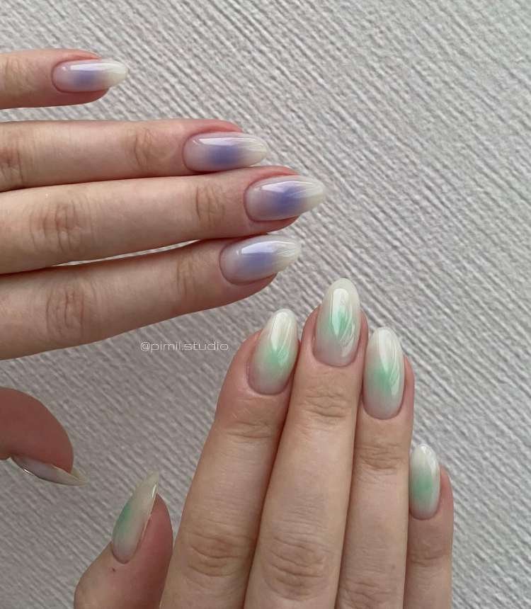blush nails com tons de azul na esquerda e verde na direita, mais forte no centro e base branca