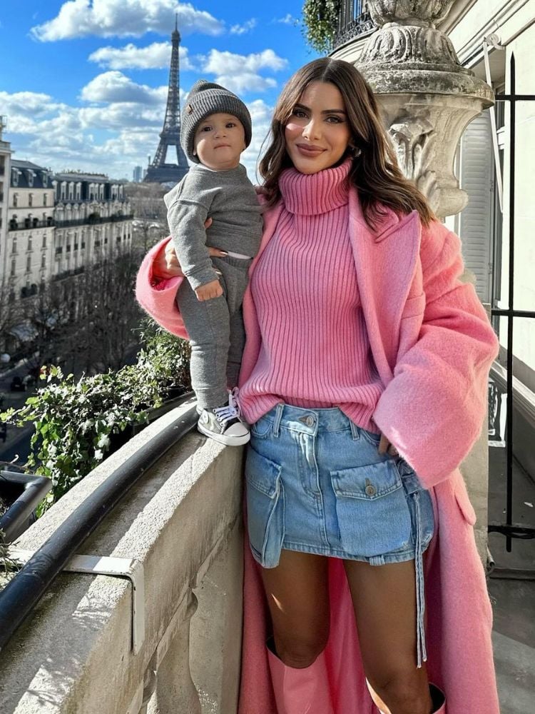 foto da influencer camila coelho com seu bebê, com torre eifel ao fundo.