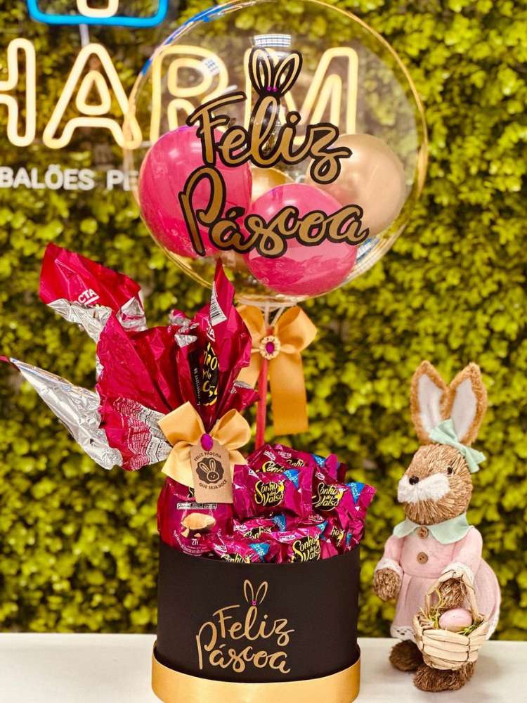 Caixa de Páscoa com balão de Feliz Páscoa, ovo de Páscoa e bombons sonho de valsa