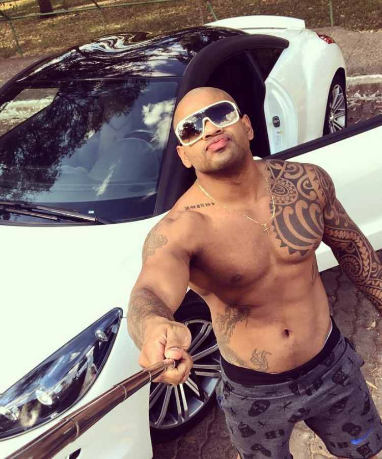 Cezar Black antes e depois da fama, em foto com pau-de-selfie em frente a carro luxuoso.