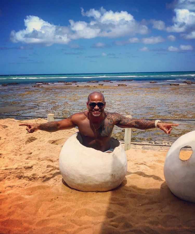 Cezar Black antes e depois da fama, em foto na praia em um "ovo" de tartaruga.