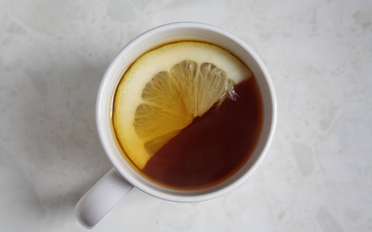 Xícara com chá de limão.