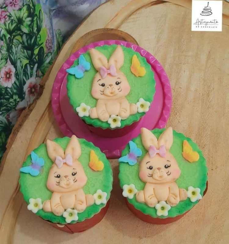 Cupcakes artesanais decorados de coelho para a Páscoa.