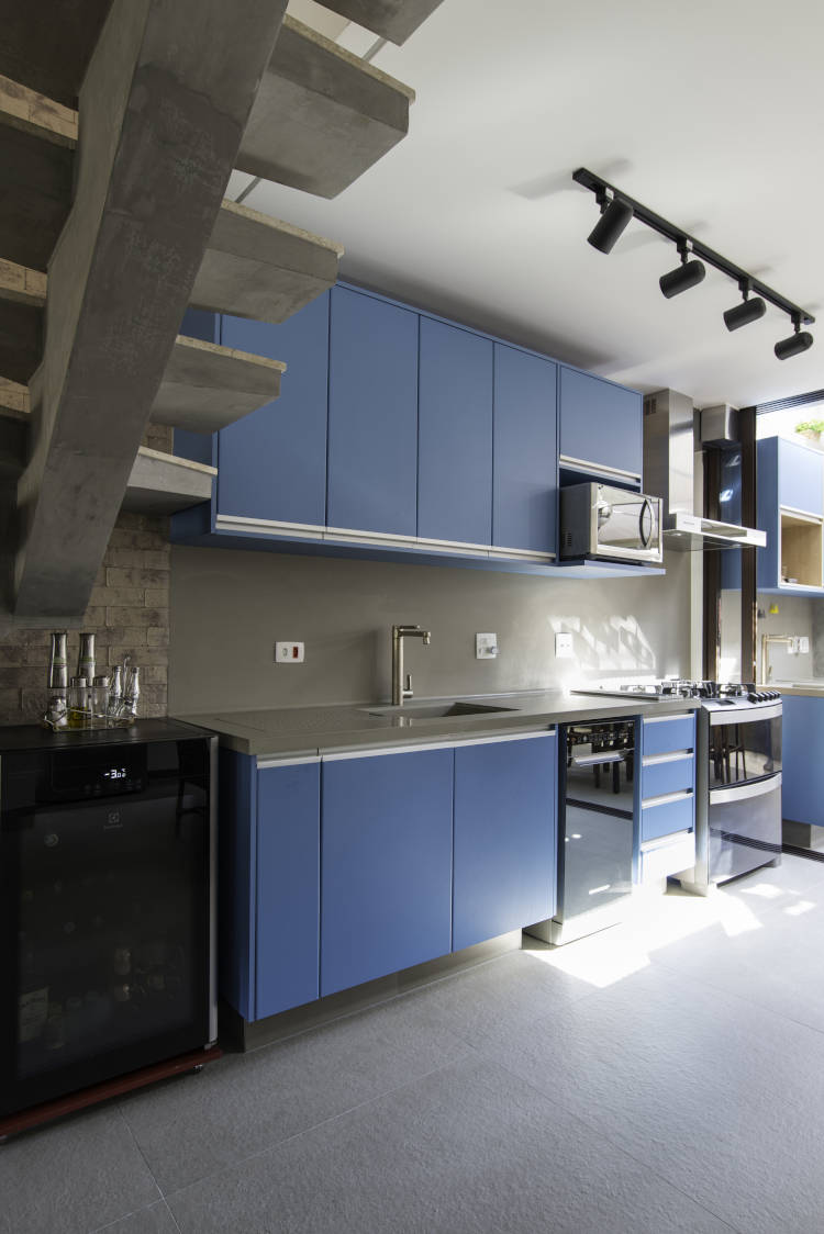 Decoração industrial com cozinha azul.