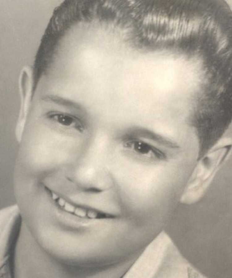 Roberto Carlos em foto preto e branca quando criança.