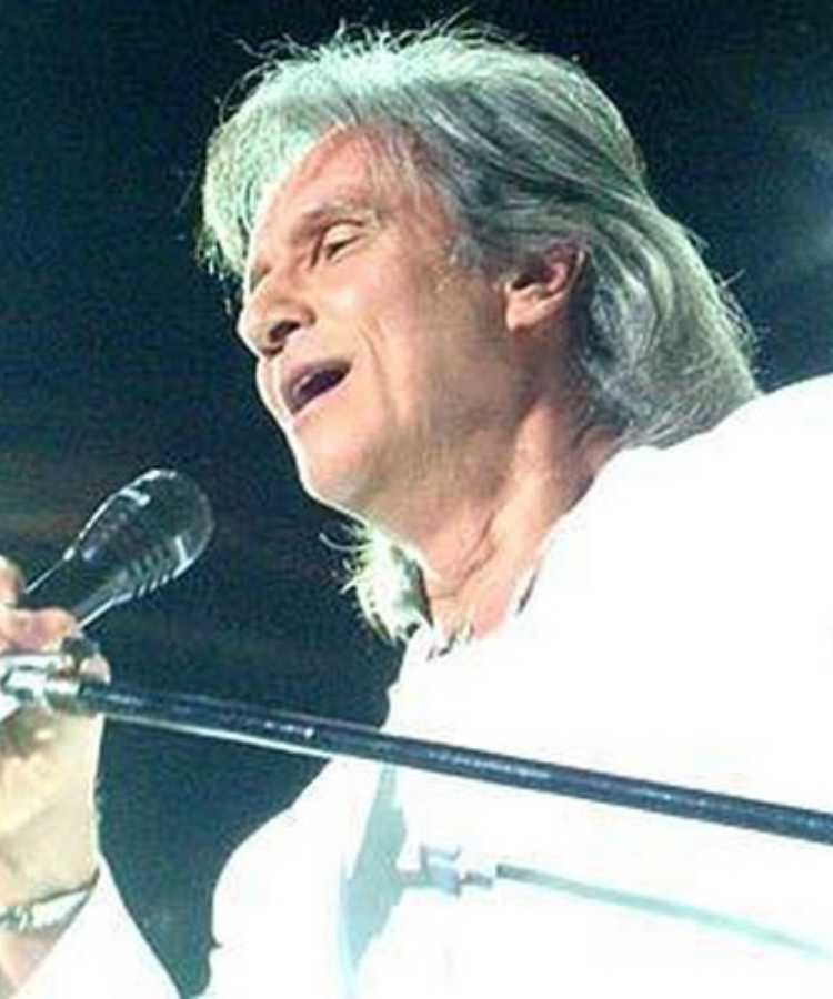 Roberto Carlos cantando em show.