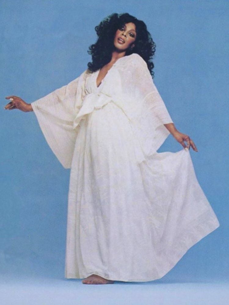 cantora donna summer usando vestido longo branco.