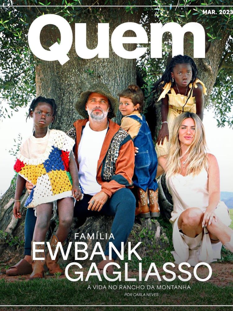 Giovanna Ewbank, Bruno Gagliasso e seus três filhos, Titi, Bless e Zyan, em fotografia no campo para a capa de março da revista Quem. 