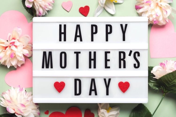 placa onde se lê happy Mother's Day, feliz Dia das Mães em inglês