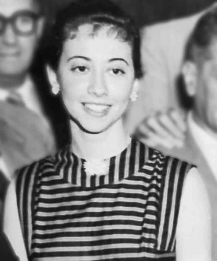 Foto antiga da atriz, em preto e branco.