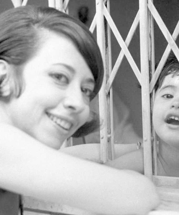 Foto antiga em preto e branco de Fernanda Montenegro e filho.