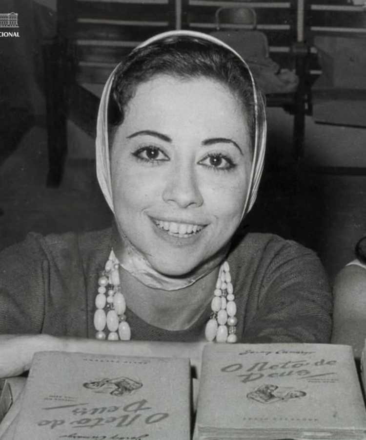 Fernanda Montenegro jovem, foto em preto e branco.