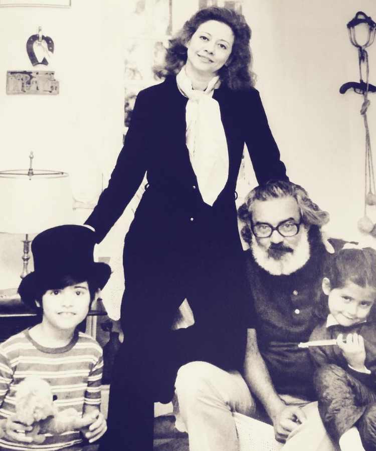 Foto antiga de Fernanda Montenegro com sua família em preto e branco.