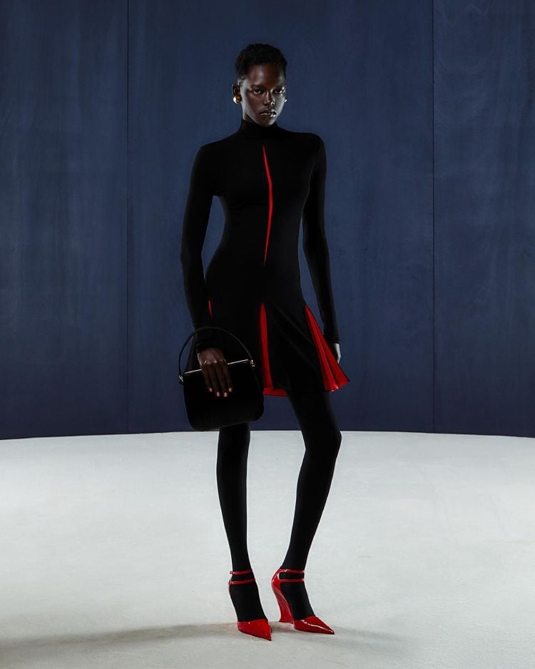 vestido curto preto com detalhes vermelho