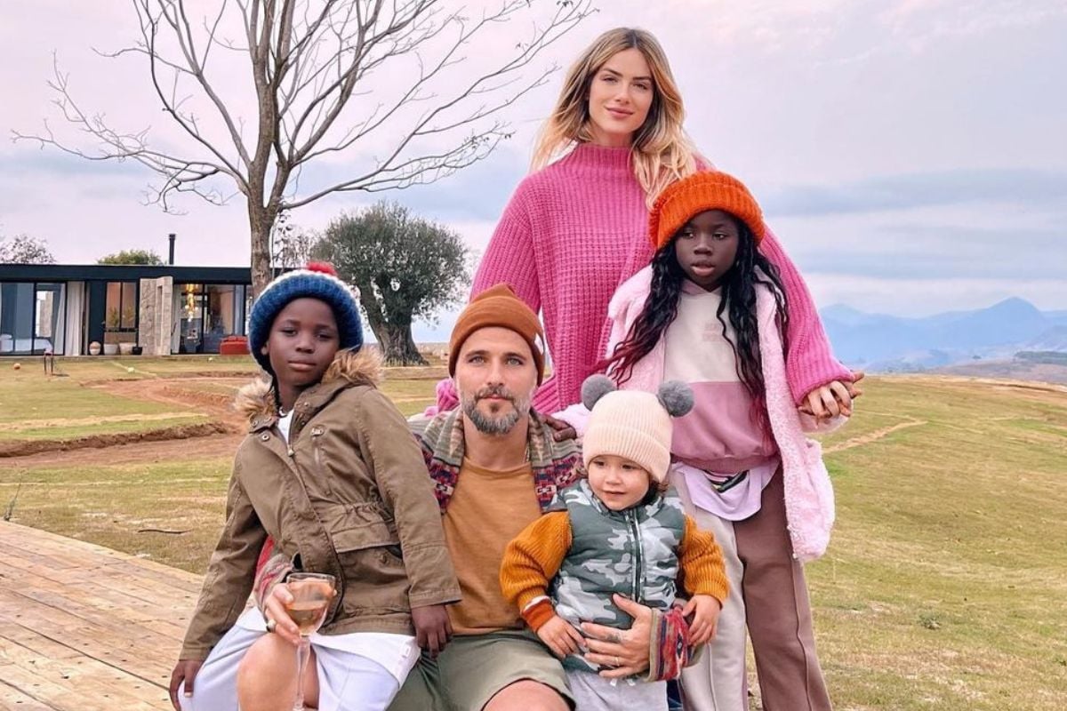 Giovanna Ewbank, Bruno Gagliasso e seus três filhos, Titi, Bless e Zyan, em fotografia no campo.