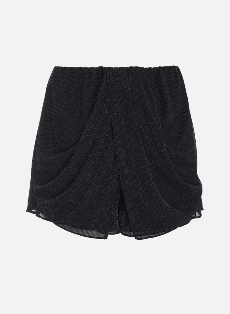 shorts preto brilhoso em fundo branco
