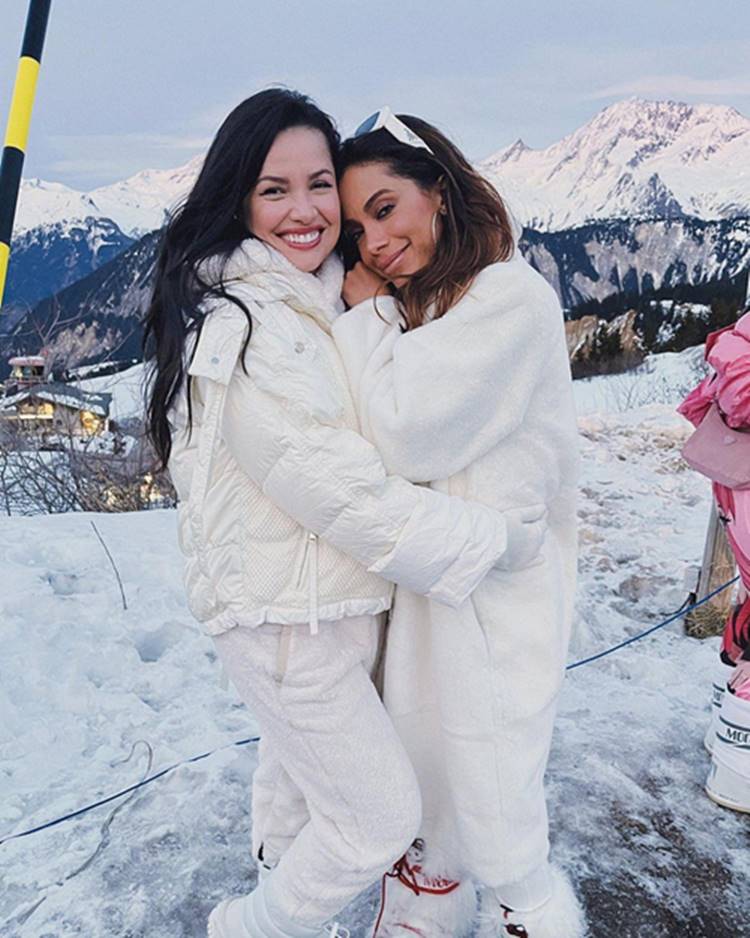 Foto de Juliette e Anitta na neve em viagem de janeiro de 2023.