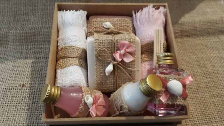 caixa de madeira com produtos de kit spa para presente de dia das mães